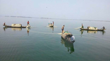 নিষেধাজ্ঞা শেষে মধ্যরাতে কাপ্তাই হ্রদে মাছ আহরণে নামছেন জেলেরা