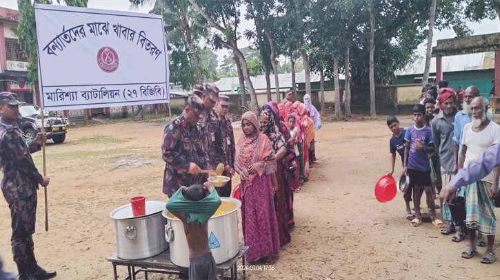 বাঘাইছড়িতে বন্যা দুর্গতদের মাঝে খাবার ও ঔষধ বিতরণ বিজিবি’র 