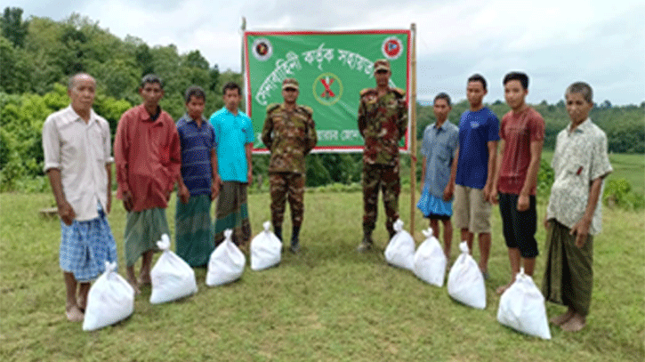 নানিয়ারচর জোন কর্তৃক পানিবন্দি অসহায় পরিবারের মাঝে ত্রাণ সামগ্রী বিতরণ