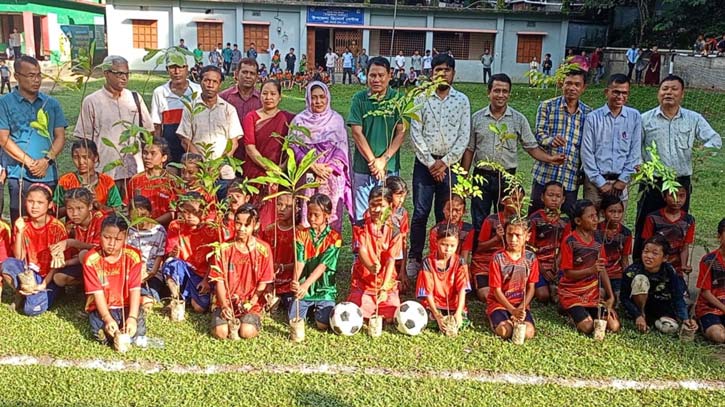 কাপ্তাই বন বিভাগের উদ্যোগে শিক্ষার্থীদের গাছের চারা বিতরণ