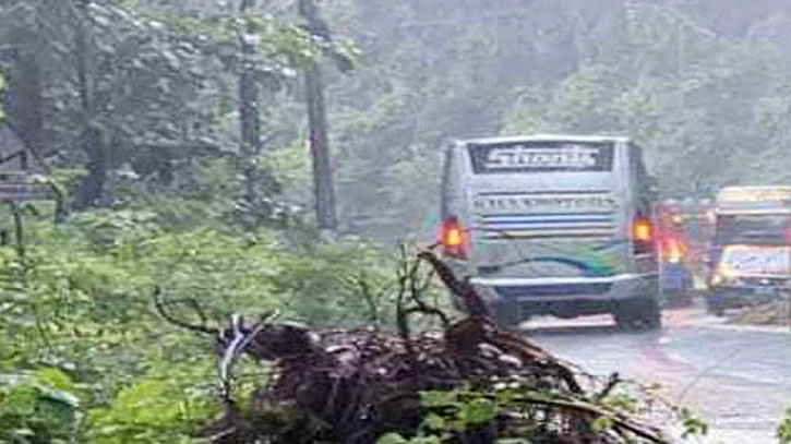 খাগড়াছড়িতে পাহাড়ধস: ৩ ঘণ্টা পর যান চলাচল স্বাভাবিক