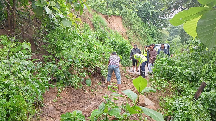 বাঘাইছড়ি-লংগদু সড়কে পাহাড় ধ্বস, যান চলাচল বন্ধ