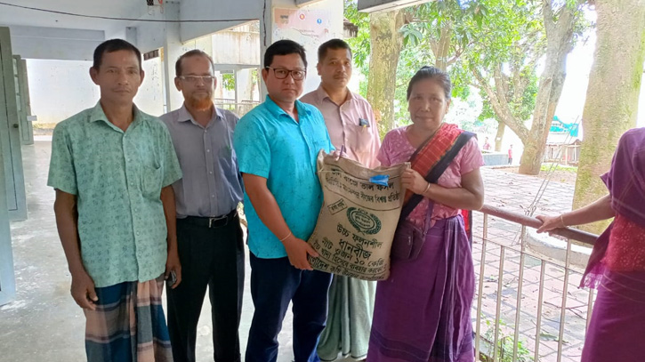 জুরাছড়িতে কৃষকদের মাঝে বিনামূল্যে বীজ ও সার বিতরণ