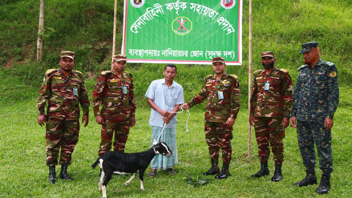 নানিয়ারচরে অসহায়দের মাঝে সেনাবাহিনীর মানবিক সহায়তা