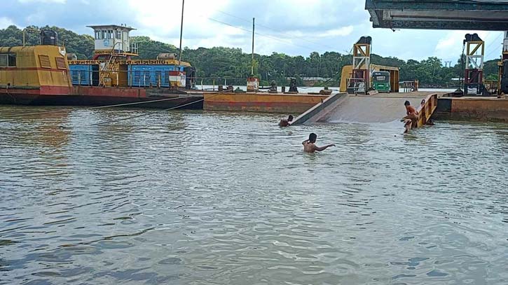 কর্ণফুলীতে তীব্র স্রোতে চন্দ্রঘোনা-রাইখালী নৌরুটে ফেরি চলাচল বন্ধ