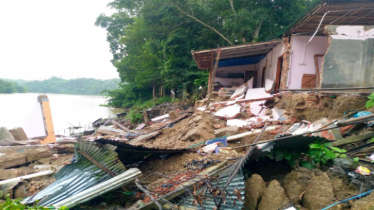 কাপ্তাইয়ের শীলছড়ি চেয়ারম্যান পাড়ায়  বিল্ডিং ধসে নদী গর্ভে বিলীন