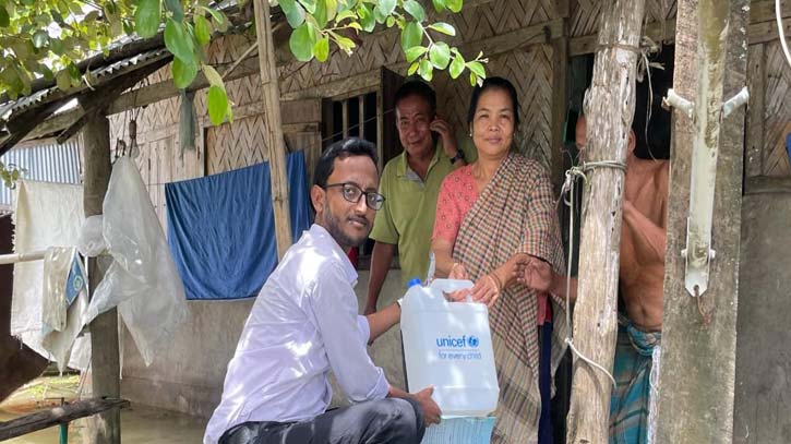 জুরাছড়িতে বন্যায় ক্ষতিগ্রস্তদের নিরাপদ বিশুদ্ধকরণ সামগ্রী বিতরণ