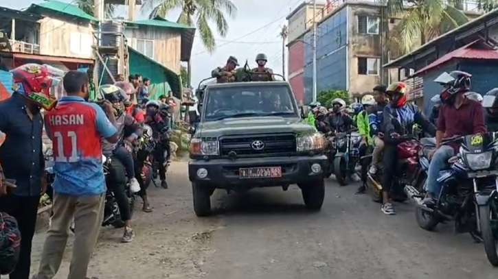 সাজেকে আটকে পড়া ১৪০০ পর্যটক সেনাবাহিনীর সহায়তায় ফিরতে শুরু করেছে